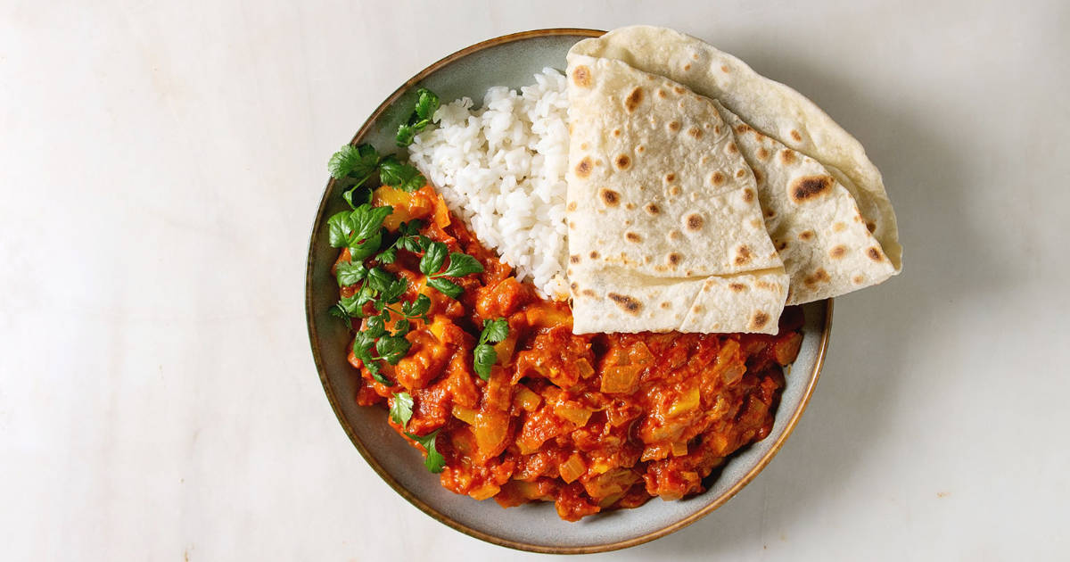 Curry with flatbreads and rice